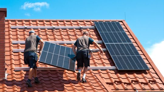 Est-il possible de transformer tous les toits en panneaux solaires photovoltaïques ?