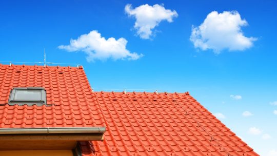 Tour d’horizon : Découvrez les divers revêtements pour votre toiture et leurs avantages!
